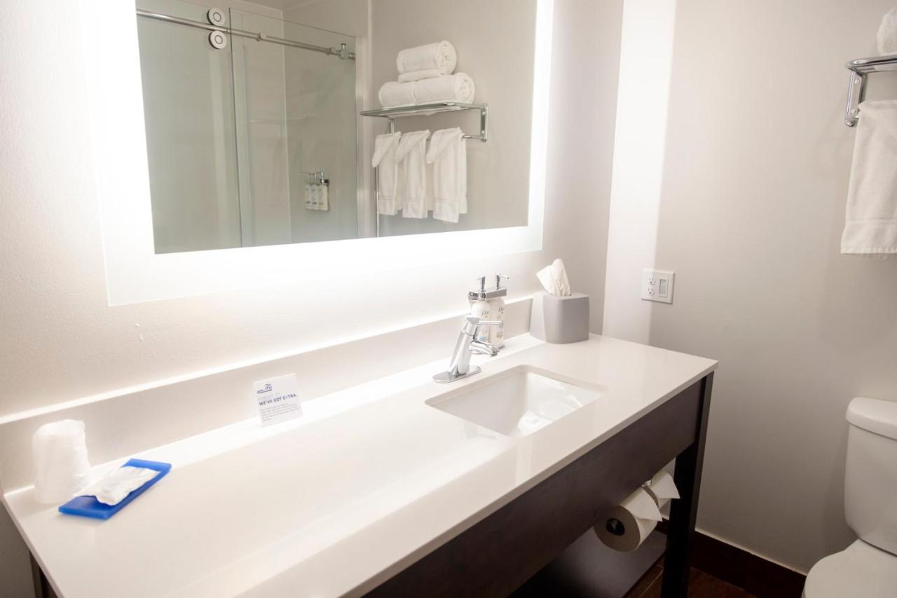 Holiday Inn Express Marshfield - Springfield Area By Ihg Exterior photo