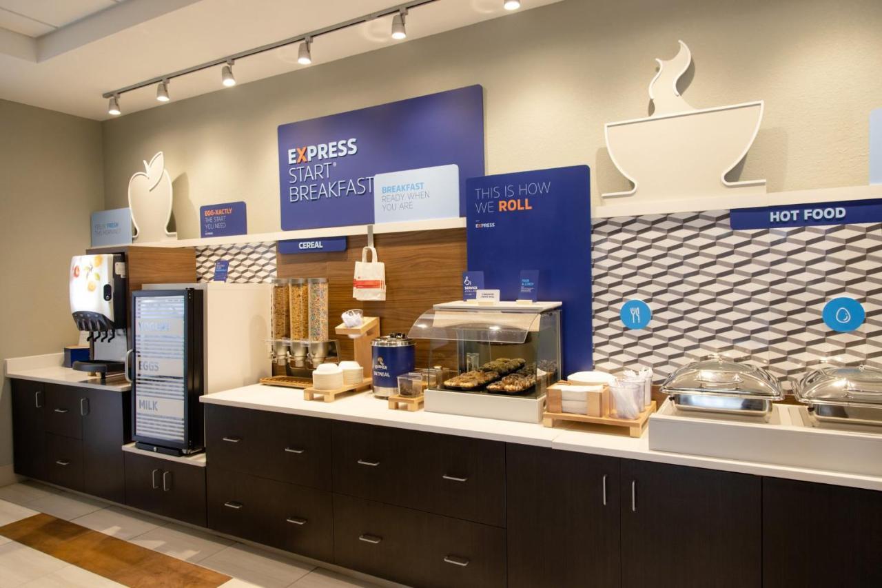 Holiday Inn Express Marshfield - Springfield Area By Ihg Exterior photo