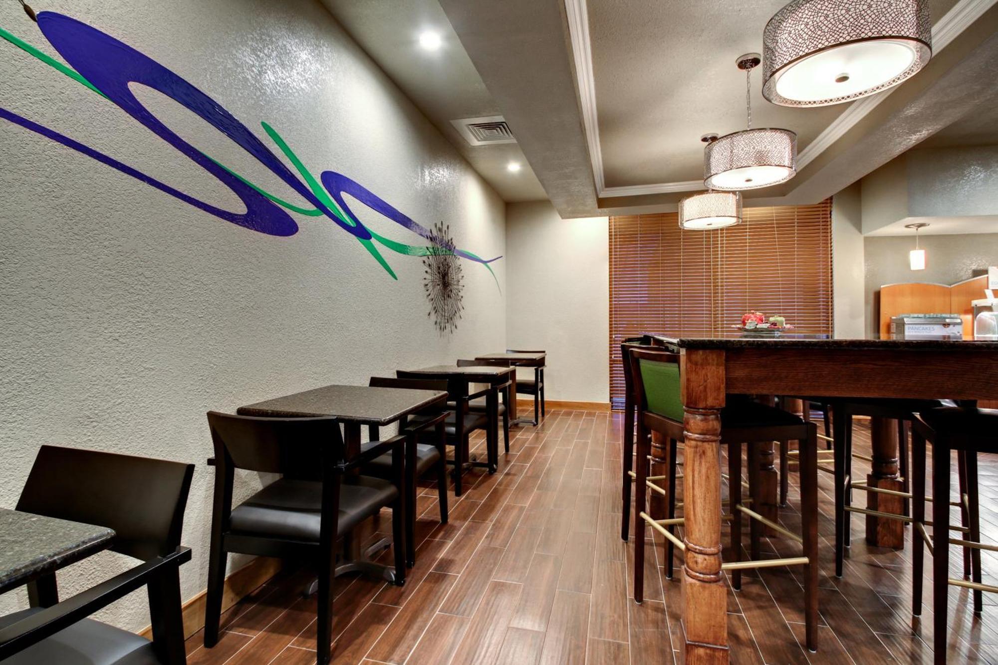 Holiday Inn Express Marshfield - Springfield Area By Ihg Exterior photo